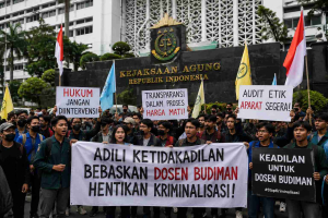 aksi mahasiswa terkait kasus dosen Budiman di depan Kejaksaan Agung RI