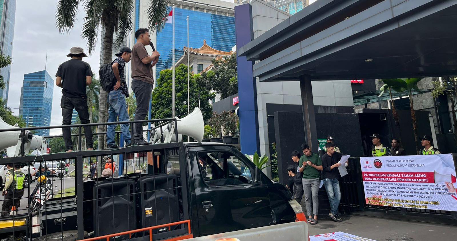 segel aquila nickel oleh mahasiswa di Jakarta
