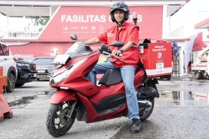petugas motorist layanan Pertamina arus antar BBM