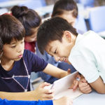 aturan penggunaan gawai di sekolah saat siswa menggunakan tablet di kelas