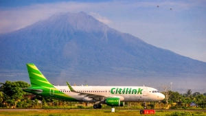 pesawat komersial lepas landas terkait isu harga tiket mahal