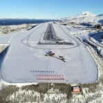 militer Denmark Greenland di landasan pacu bandara Arktik