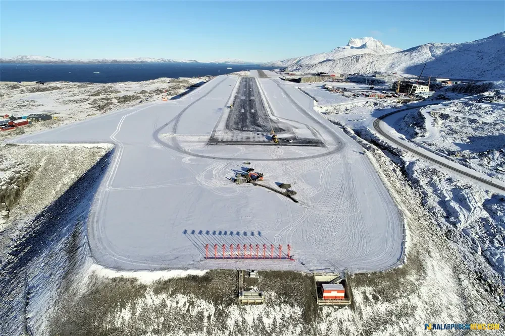 militer Denmark Greenland di landasan pacu bandara Arktik