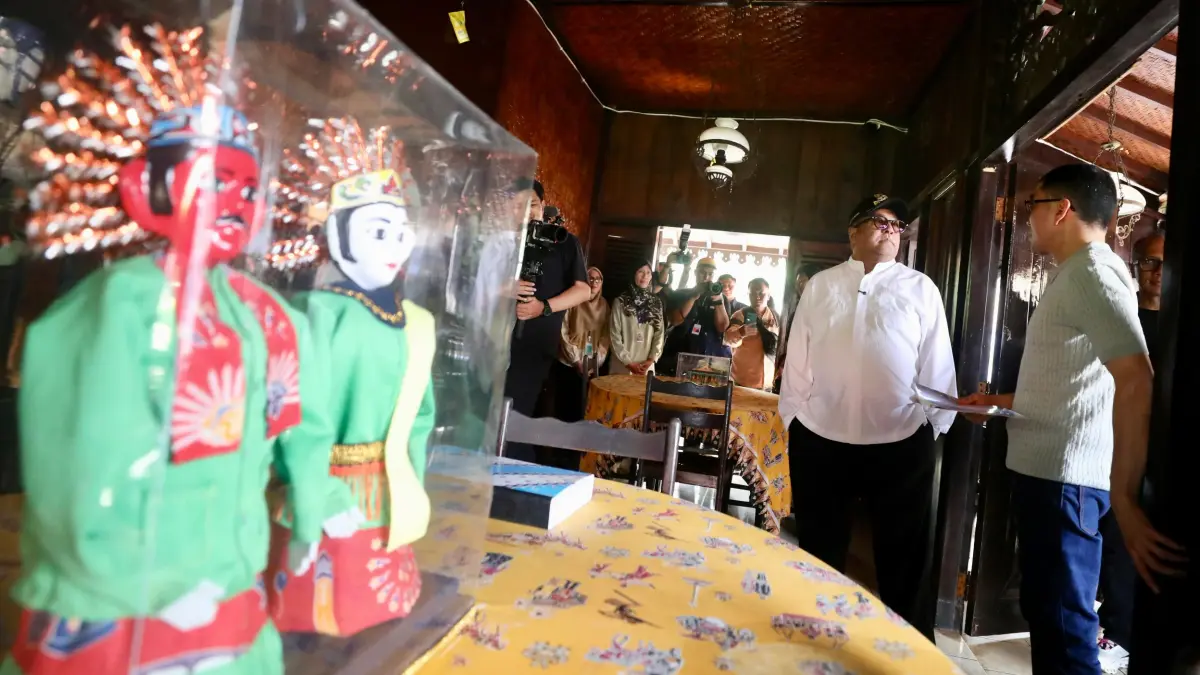 revitalisasi anjungan Jakarta TMII saat peninjauan oleh Rano Karno