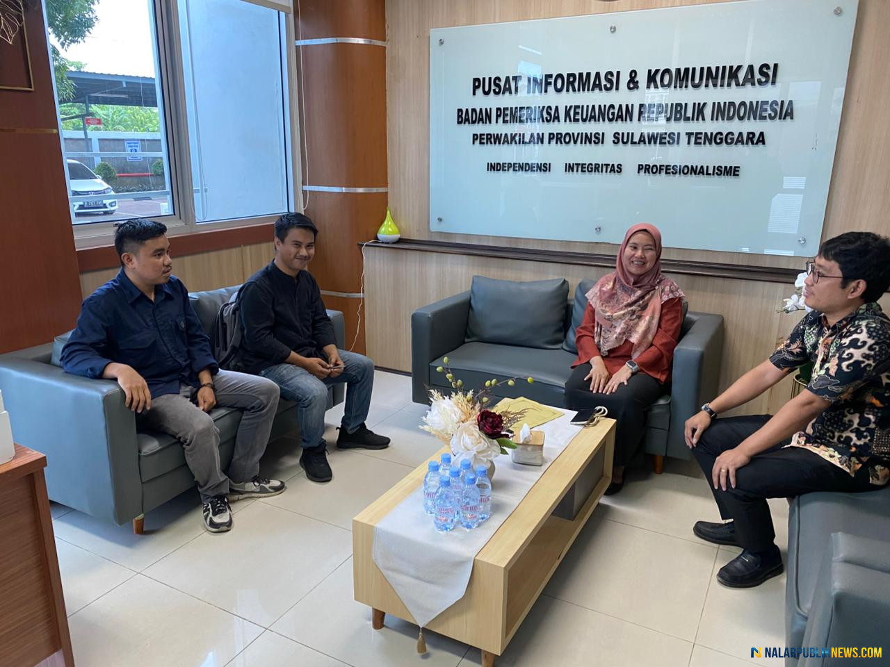 Aksi massa menuntut audit dana desa Aopa di kantor BPK Sulawesi Tenggara