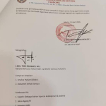 kuasa hukum menunjukkan dokumen kasus vanessa cacat prosedur