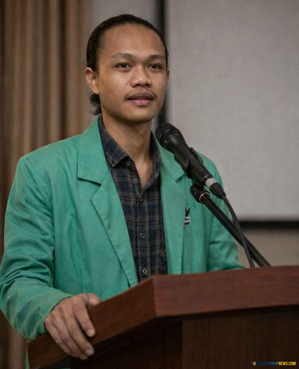 Mahasiswa berpidato di podium pada HUT Konawe Kepulauan ke-13