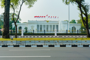Momen Akrab Seskab Teddy menarik perhatian saat pelantikan pejabat di Istana Negara.