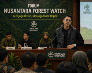 pembicara dalam forum Nusantara Forest Watch membahas isu lingkungan