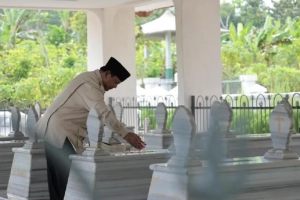 ziarah Prabowo di Banyumas ke makam RM Margono.