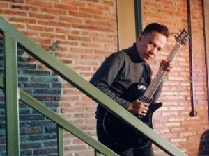 Ndhank Stinky memegang gitar saat sesi foto musisi Indonesia Endang Surahman Hartono.