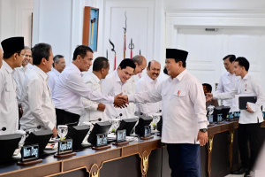 kinerja pemerintah publik saat Presiden Prabowo Subianto memimpin rapat kabinet di Istana Kepresidenan Jakarta