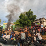 Aksi warga memprotes Jalan Rusak Lohia di ruas Mantobua-Korihi, Kabupaten Muna.