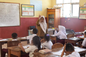 Polemik status guru honorer 2027 dalam masa transisi pemerintah.