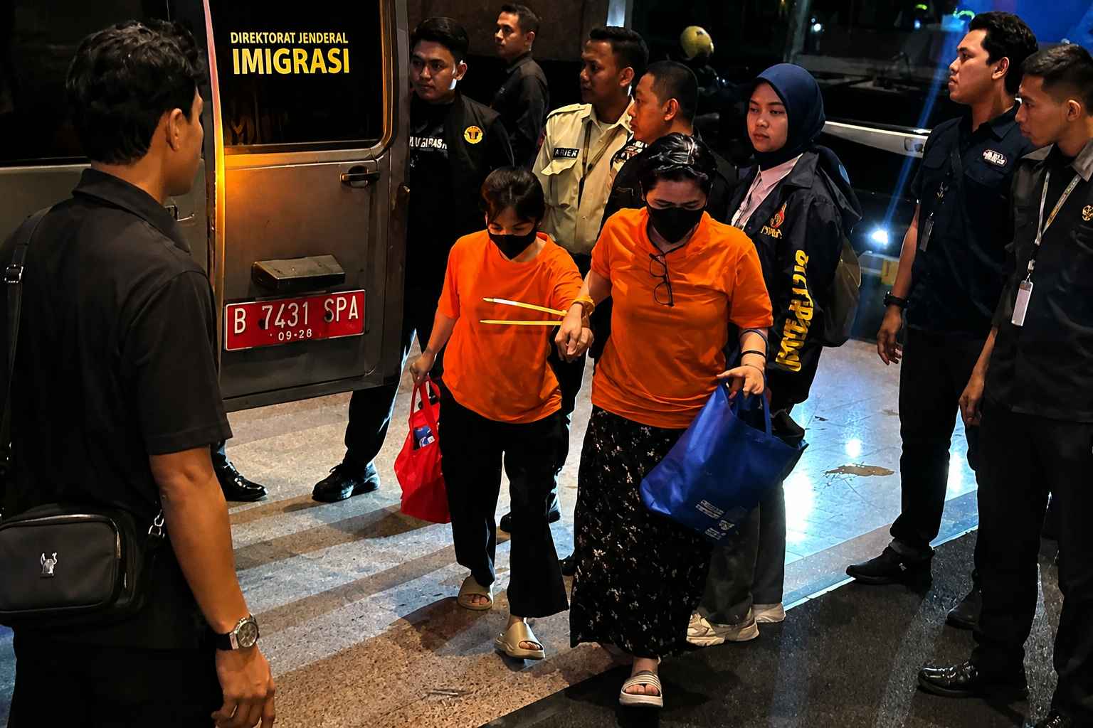 Petugas Polri dan imigrasi mengawal WNA dalam kasus judi online internasional di Jakarta