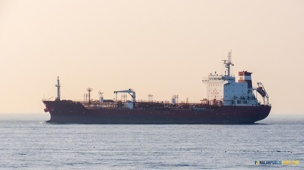 Tanker Iran lolos blokade AS menuju Kepulauan Riau melalui Selat Lombok.