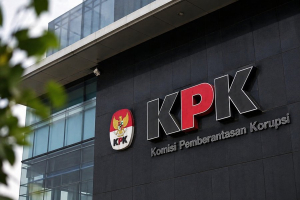 Gedung KPK di Jakarta terkait laporan dugaan korupsi sertifikasi halal program MBG oleh ICW.
