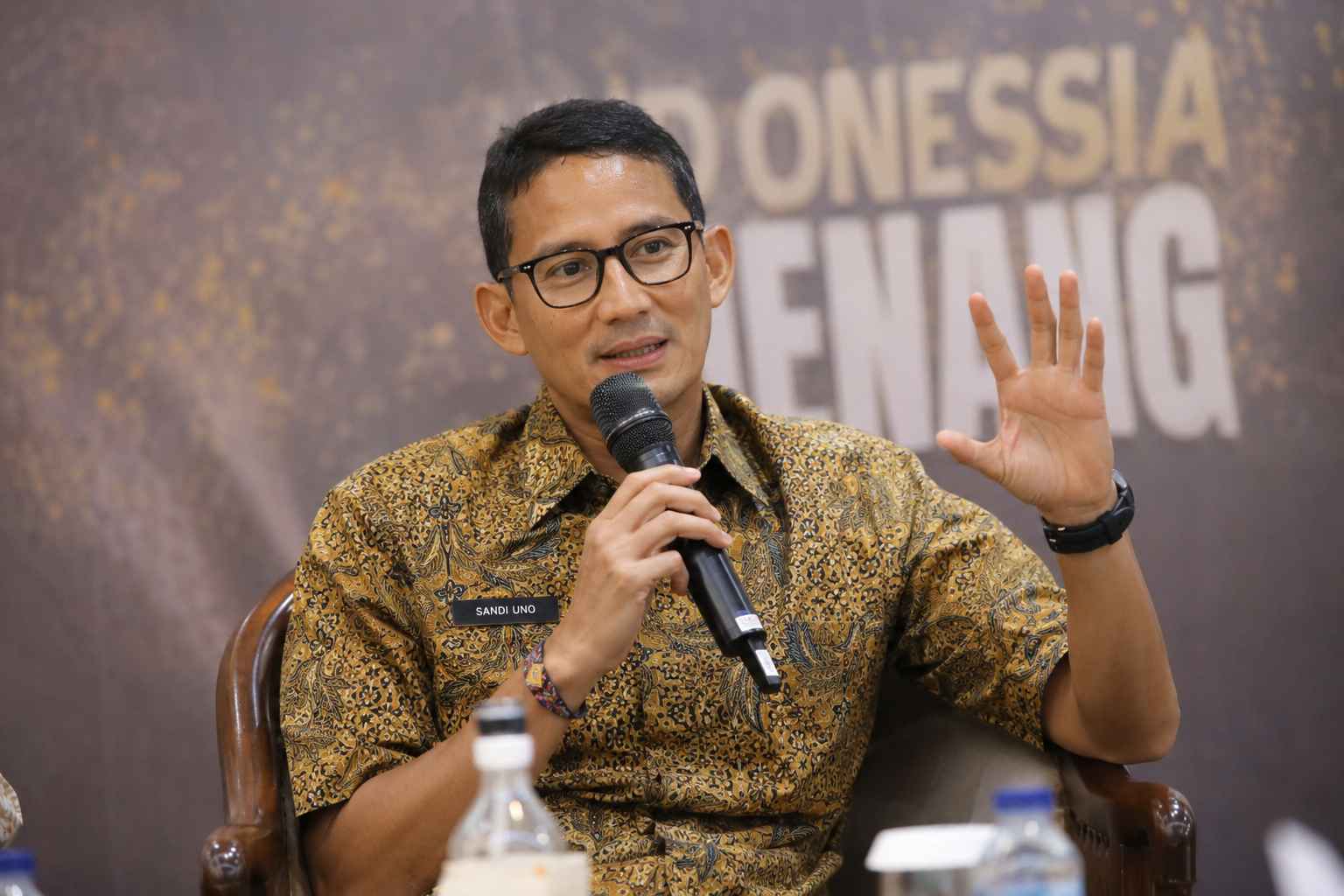 Sandiaga Uno mengingatkan bahaya pinjaman online dan utang pinjol di Indonesia.