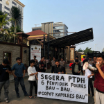 AMH Sultra Jakarta menggelar aksi unjuk rasa di depan Mabes Polri menuntut PTDH enam penyidik Polres Baubau