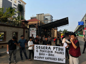 AMH Sultra Jakarta menggelar aksi unjuk rasa di depan Mabes Polri menuntut PTDH enam penyidik Polres Baubau