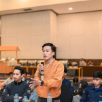 Sekjen PUSKOM Indonesia, Apriansyah, berbicara dalam forum diskusi terkait desakan pencopotan Kapolres Bombana atas dugaan tindakan represif terhadap mahasiswa.