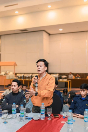 Sekjen PUSKOM Indonesia, Apriansyah, berbicara dalam forum diskusi terkait desakan pencopotan Kapolres Bombana atas dugaan tindakan represif terhadap mahasiswa.