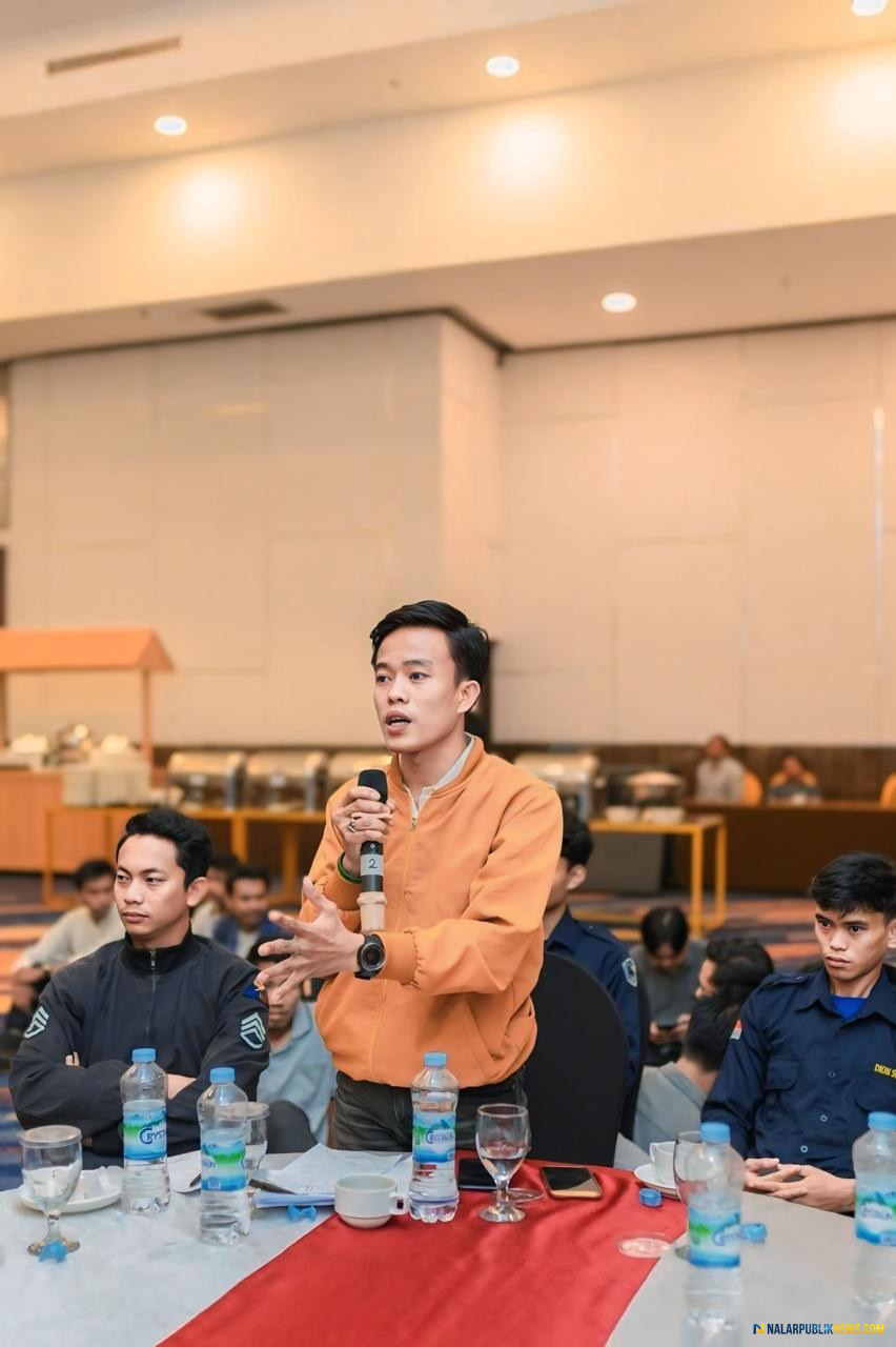 Sekjen PUSKOM Indonesia, Apriansyah, berbicara dalam forum diskusi terkait desakan pencopotan Kapolres Bombana atas dugaan tindakan represif terhadap mahasiswa.
