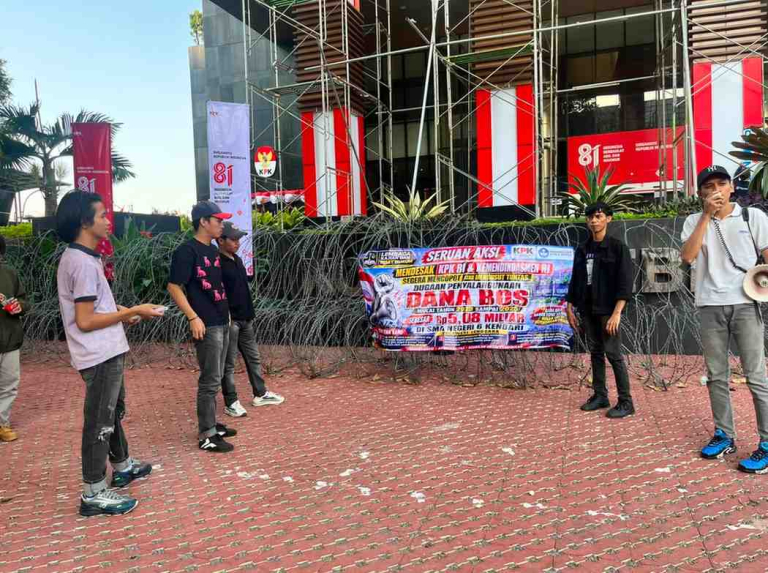 KPK RI Jangan Diam! Mahasiswa Gelar Aksi Demonstrasi, Desak Pengusutan Dugaan Korupsi Dana BOS SMA Negeri 6 Kendari