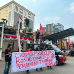 Mahasiswa KAJI dan IPMKU menggelar aksi mendesak evaluasi Kapolres Konawe Utara di depan Mabes Polri Jakarta.