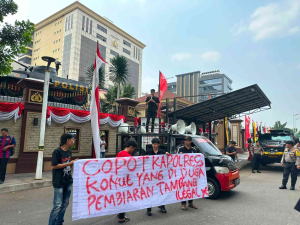 Mahasiswa KAJI dan IPMKU menggelar aksi mendesak evaluasi Kapolres Konawe Utara di depan Mabes Polri Jakarta.