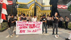 FRPSH Polda Hotel Sultan menggelar aksi di depan Polda Metro Jaya menuntut pengusutan aktor intelektual kericuhan eksekusi aset negara