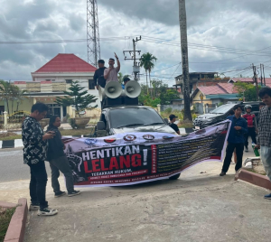 Lelang Aset Umar - DPD GMN Sultra menggelar aksi di depan KPKNL Kendari meminta penundaan proses lelang aset